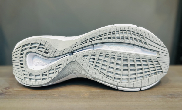Кроссовки Кроссовки женские Reebok Zig Kinetica 2.5 alabaster/chalk/chalk Артикул GX93537, GX935310, GX93537.5, GX935311.5, GX93539.5, GX93535.5, GX93538.5, GX935310.5, GX93538, GX93539, GX93536