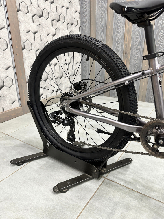 24 дюйма (7-11 лет) Silverback Spyke 24 SE 2026 Gloss Moondust Metallic Grey-Gloss Red Артикул 4816026331655
