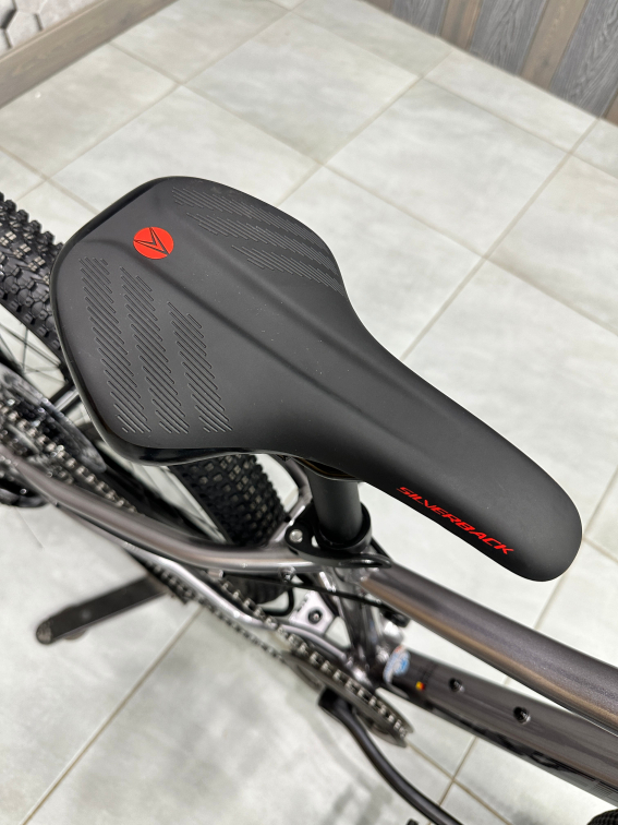 24 дюйма (7-11 лет) Silverback Spyke 24 SE 2026 Gloss Moondust Metallic Grey-Gloss Red Артикул 4816026331655