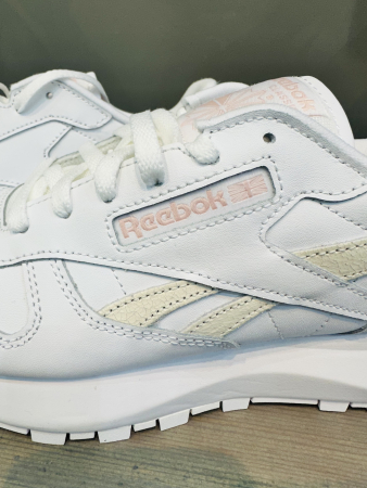 Кроссовки Кроссовки женские Reebok Classic Leather SP ftwr white/ftwr white/porcelain pink Артикул GX86899, GX86896, GX86895, GX86895.5, GX86898, GX86898.5, GX86896.5, GX86897.5, GX86897