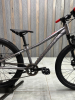 24 дюйма (7-11 лет) Silverback Spyke 24 SE 2026 Gloss Moondust Metallic Grey-Gloss Red Артикул 4816026331655