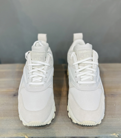 Кроссовки Кроссовки женские Reebok Classic Leather CARDI V2 chalk/chalk/alabaster Артикул GW887410.5, GW887411, GW88748, GW88749, GW88747, GW88748.5, GW88749.5, GW887410, GW88746.5, GW88747.5, GW88746