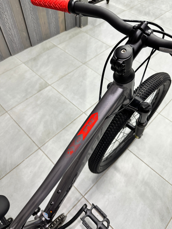 24 дюйма (7-11 лет) Silverback Spyke 24 SE 2026 Gloss Moondust Metallic Grey-Gloss Red Артикул 4816026331655