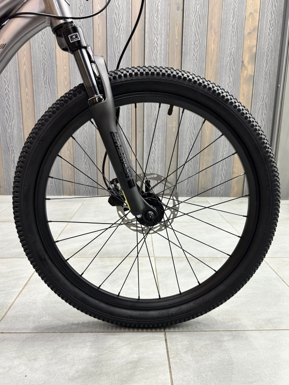 24 дюйма (7-11 лет) Silverback Spyke 24 SE 2026 Gloss Moondust Metallic Grey-Gloss Red Артикул 4816026331655