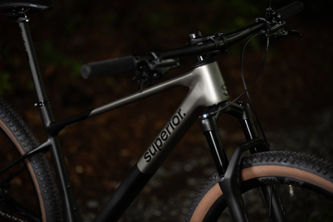 Купить Superior XP 9.8 2025 Matte Carbon/Dark Chrome Артикул 801.2025.29071, 801.2025.29074, 801.2025.29073, 801.2025.29072