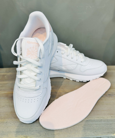 Кроссовки Кроссовки женские Reebok Classic Leather SP ftwr white/ftwr white/porcelain pink Артикул GX86899, GX86896, GX86895, GX86895.5, GX86898, GX86898.5, GX86896.5, GX86897.5, GX86897