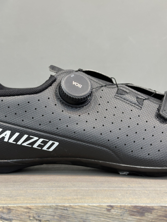 Велотуфли шоссе и триатлон Велотуфли Road Specialized Torch 2.0 Black Артикул 61023-3037, 61023-3040, 61023-3041, 61023-3036, 61023-3038, 61023-3042, 61023-3044, 61023-30415, 61023-3048, 61023-3043, 61023-3049, 61023-3047, 61023-30455, 61023-3045, 61023-30405, 61023-30445, 61023-30425, 61023-3039, 61023-3046, 61023-30435