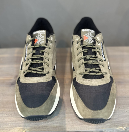 Кроссовки Кроссовки Reebok Classic Leather core black/army green/stucco Артикул GX480512, GX480511.5, GX480510.5, GX48057.5, GX48059, GX48058.5, GX480510, GX48058, GX480511, GX48059.5