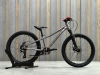 24 дюйма (7-11 лет) Silverback Spyke 24 SE 2026 Gloss Moondust Metallic Grey-Gloss Red Артикул 4816026331655
