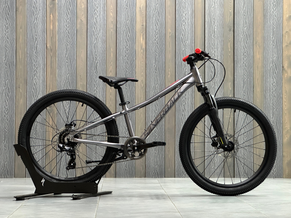 Silverback Spyke 24 SE 2026 Gloss Moondust Metallic Grey-Gloss Red
