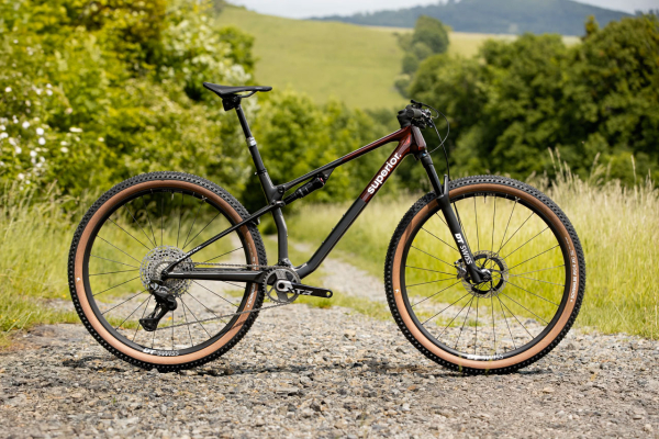 Superior XF 9.9 Team 2026 Gloss Carbon/Red Carbon