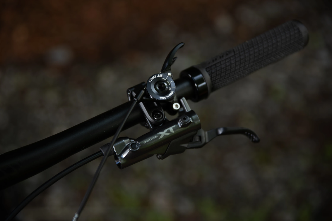 Купить Superior XP 9.8 2025 Matte Carbon/Dark Chrome Артикул 801.2025.29071, 801.2025.29074, 801.2025.29073, 801.2025.29072