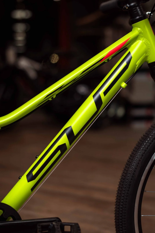 20 дюймов (5-8 лет) Superior Racer XC 20 2024 Matte Lime/Black/Red Артикул 801.2023.20000