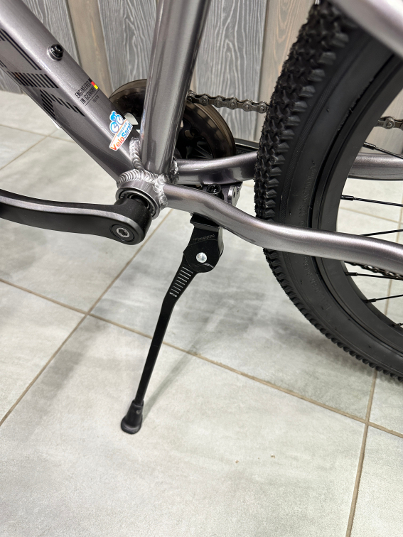 24 дюйма (7-11 лет) Silverback Spyke 24 SE 2026 Gloss Moondust Metallic Grey-Gloss Red Артикул 4816026331655