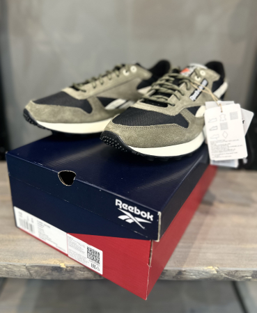 Кроссовки Кроссовки Reebok Classic Leather core black/army green/stucco Артикул GX480512, GX480511.5, GX480510.5, GX48057.5, GX48059, GX48058.5, GX480510, GX48058, GX480511, GX48059.5
