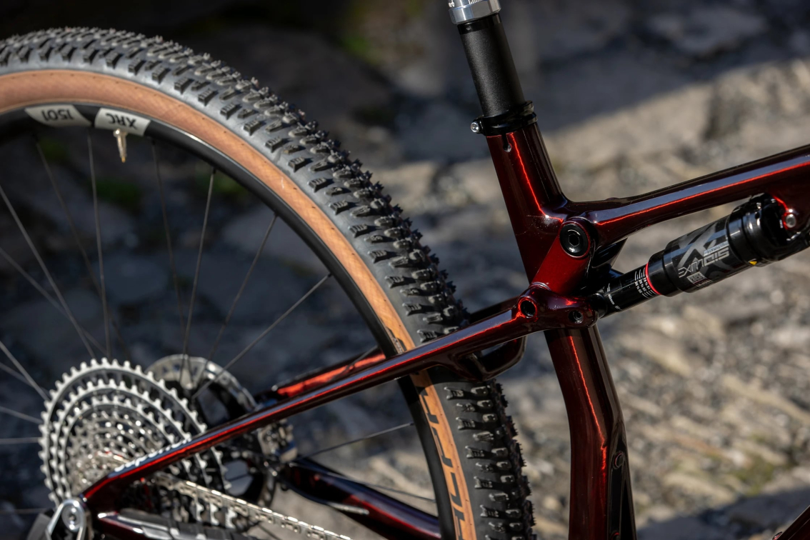 Купить Superior XF 9.9 Team 2025 Gloss Red Carbon Black Артикул 801.2024.29188, 801.2024.29189