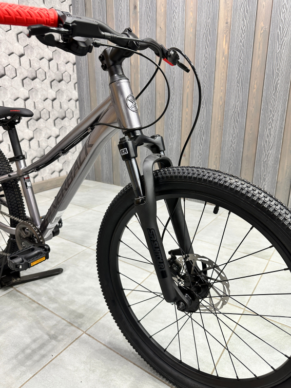24 дюйма (7-11 лет) Silverback Spyke 24 SE 2026 Gloss Moondust Metallic Grey-Gloss Red Артикул 4816026331655
