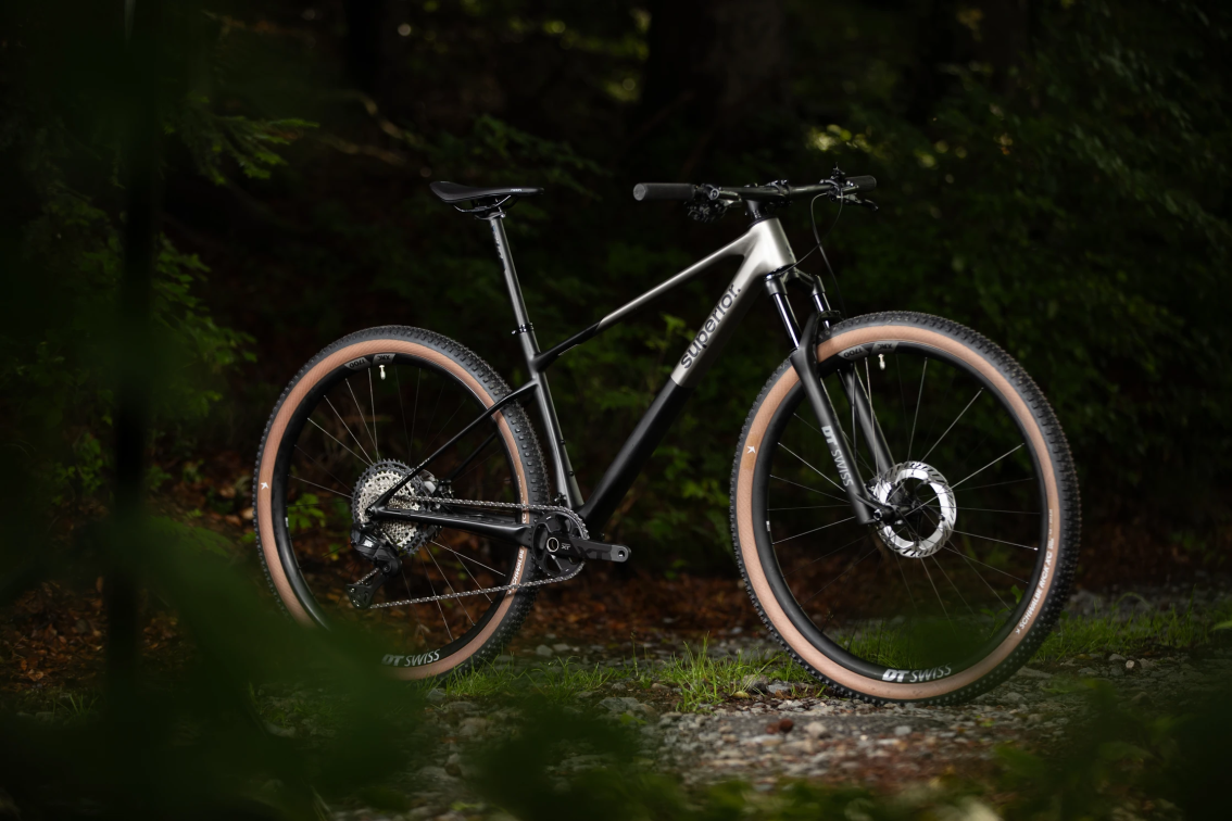 Купить Superior XP 9.8 2025 Matte Carbon/Dark Chrome Артикул 801.2025.29071, 801.2025.29074, 801.2025.29073, 801.2025.29072