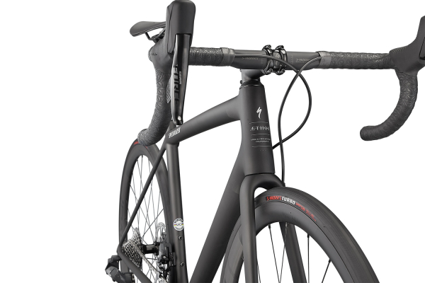 Шоссейные велосипеды Specialized Aethos Pro 2022 Carbon/Flake Silver/Gloss Black Fork Fade Артикул 97222-1158, 97222-1152, 97222-1156, 97222-1161, 97222-1154, 97222-1149