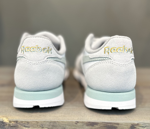 Кроссовки Кроссовки женские Reebok Classic Leather ftwr white/seaside grey/cold grey 1 Артикул GW38018.5, GW38015.5, GW38018, GW38017, GW38016.5, GW38019.5, GW380110, GW38016, GW38019, GW380111, GW38017.5, GW380110.5