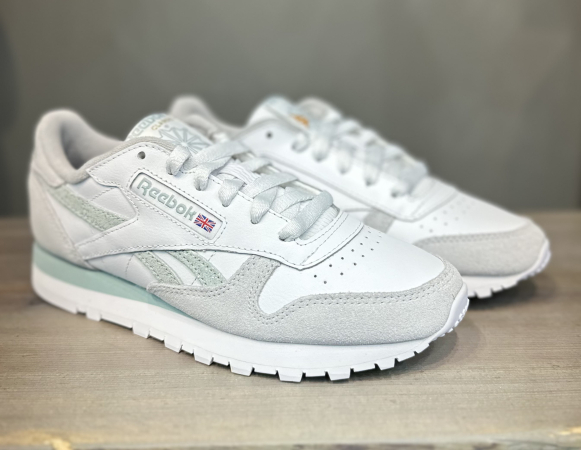 Кроссовки Кроссовки женские Reebok Classic Leather ftwr white/seaside grey/cold grey 1 Артикул GW38018.5, GW38015.5, GW38018, GW38017, GW38016.5, GW38019.5, GW380110, GW38016, GW38019, GW380111, GW38017.5, GW380110.5