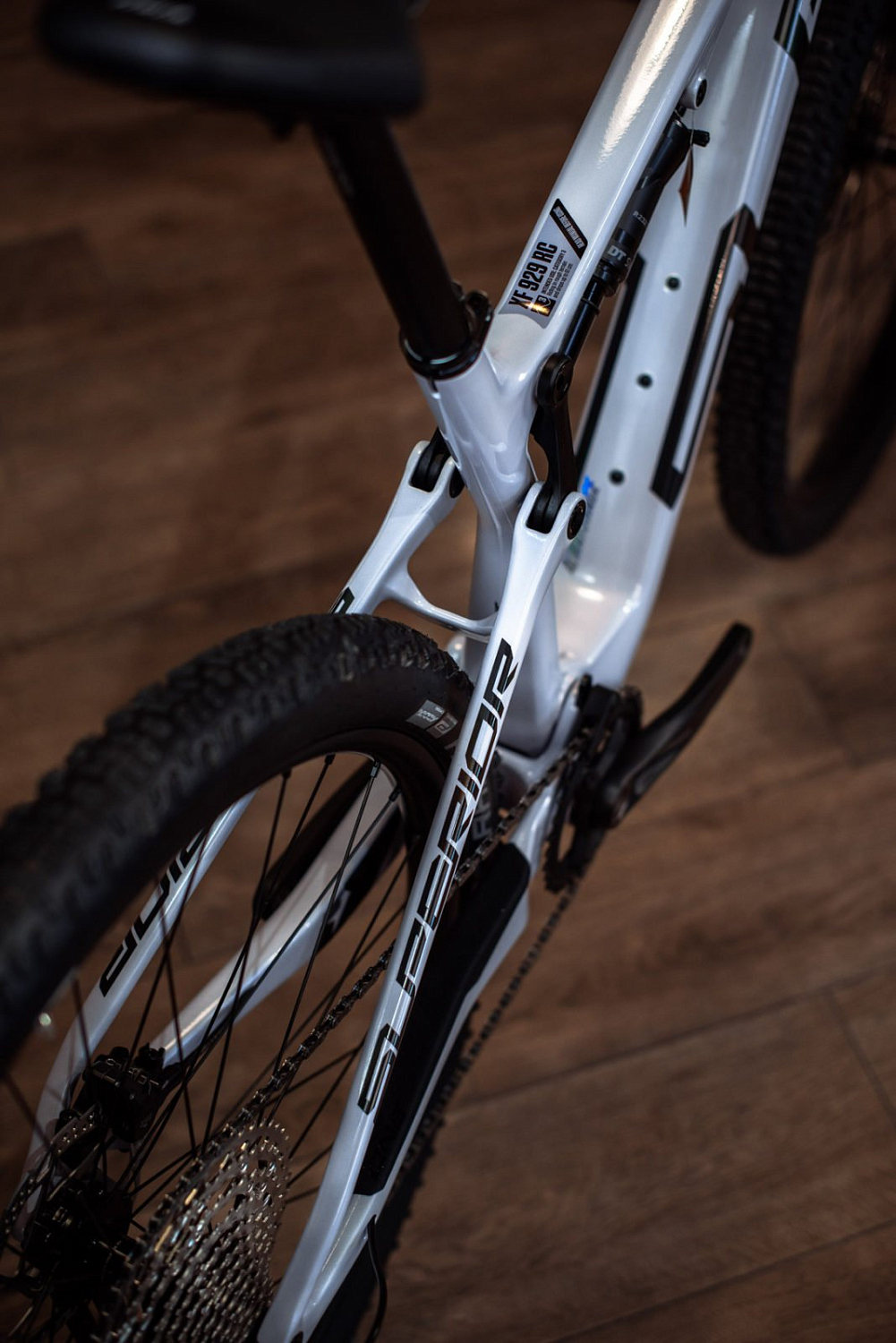 Superior XF 929 RC 2024 Gloss White Hologram Black