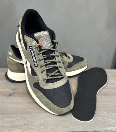 Кроссовки Кроссовки Reebok Classic Leather core black/army green/stucco Артикул GX480512, GX480511.5, GX480510.5, GX48057.5, GX48059, GX48058.5, GX480510, GX48058, GX480511, GX48059.5