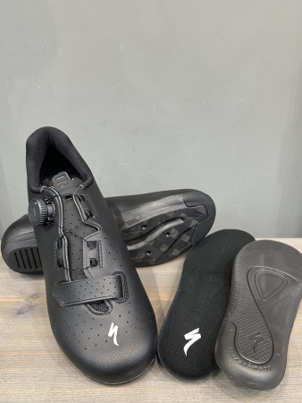 Велотуфли шоссе и триатлон Велотуфли Road Specialized Torch 2.0 Black Артикул 61023-3037, 61023-3040, 61023-3041, 61023-3036, 61023-3038, 61023-3042, 61023-3044, 61023-30415, 61023-3048, 61023-3043, 61023-3049, 61023-3047, 61023-30455, 61023-3045, 61023-30405, 61023-30445, 61023-30425, 61023-3039, 61023-3046, 61023-30435