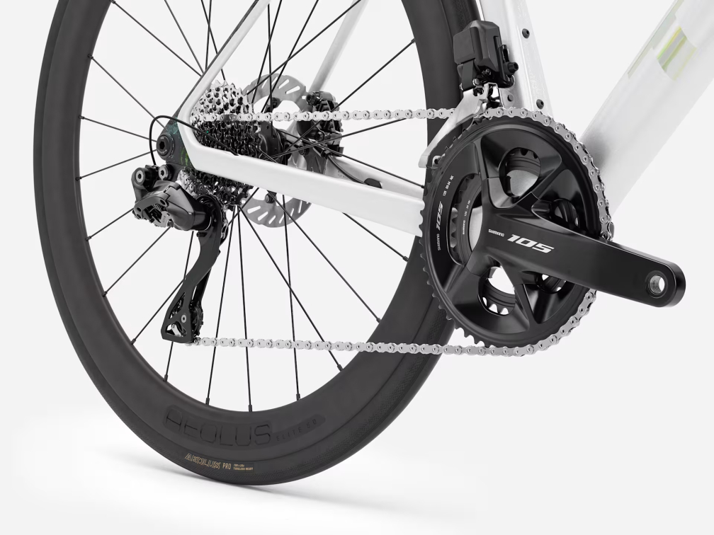 Шоссейные велосипеды Trek Madone SL 6 105 Di2 Gen 8 Gloss Crystal White/Matte Deep Smoke Артикул 5337991, 5337992, 5337993